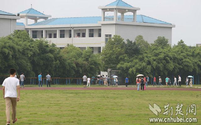 湖北孝感百余高中教师罢课要求编制