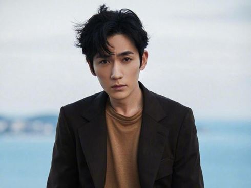 疑似女友曝光？朱一龙否认恋情上热搜