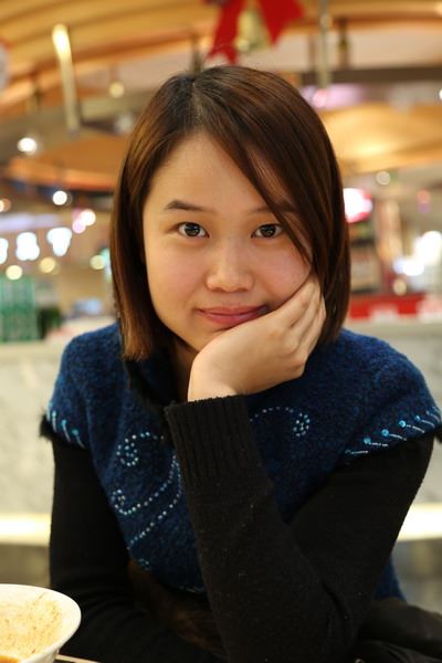 女记者兼职地摊西施为山里老人送希望