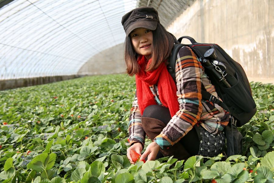 女记者兼职地摊西施为山里老人送希望