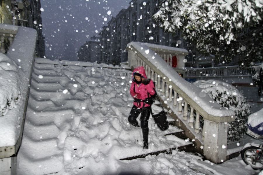 女记者兼职地摊西施为山里老人送希望