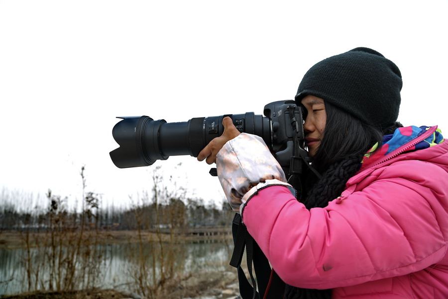 女记者兼职地摊西施为山里老人送希望