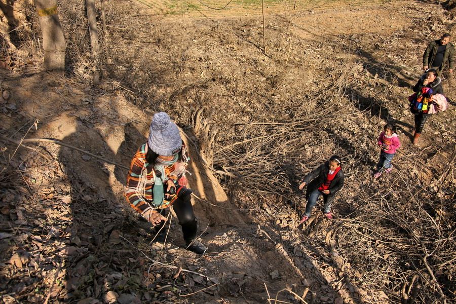 女记者兼职地摊西施为山里老人送希望