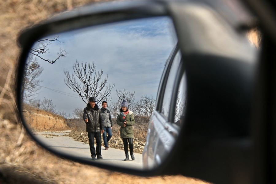 女记者兼职地摊西施为山里老人送希望