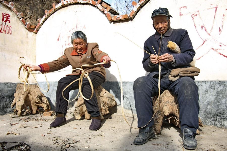 女记者兼职地摊西施为山里老人送希望