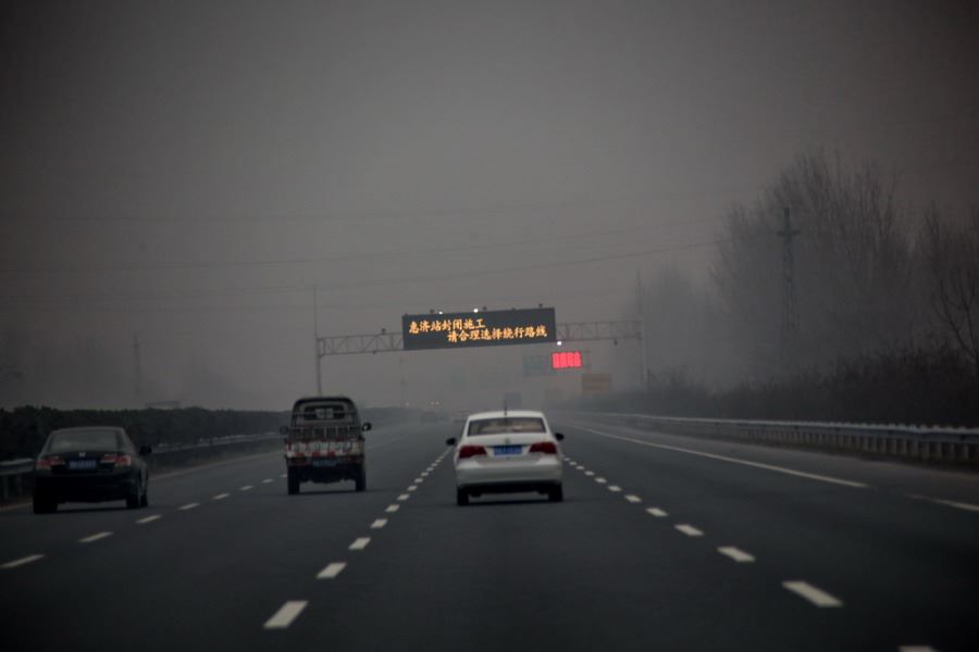 女记者兼职地摊西施为山里老人送希望