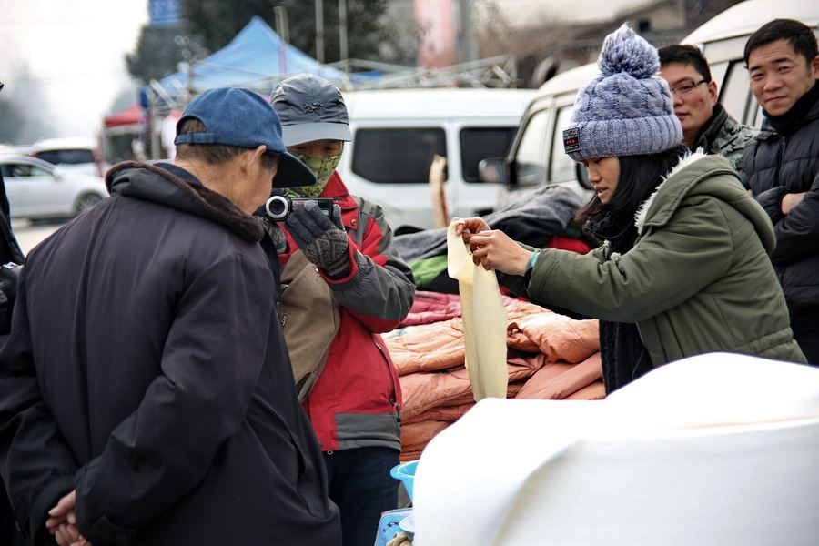 女记者兼职地摊西施为山里老人送希望