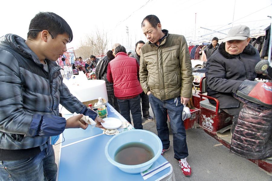 女记者兼职地摊西施为山里老人送希望