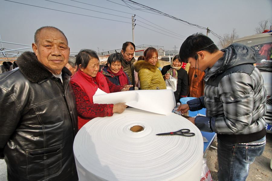 女记者兼职地摊西施为山里老人送希望
