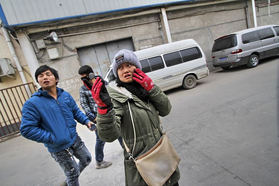 女记者兼职地摊西施为山里老人送希望