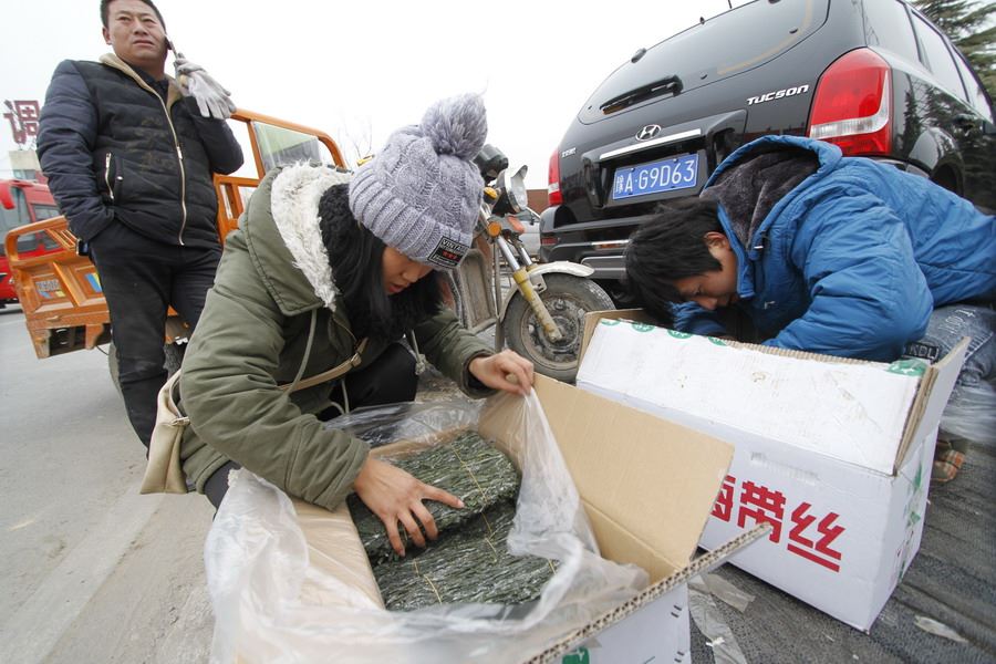 女记者兼职地摊西施为山里老人送希望