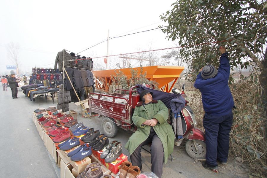 女记者兼职地摊西施为山里老人送希望