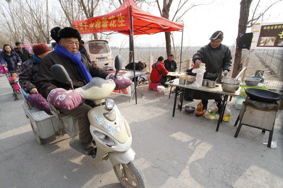 女记者兼职地摊西施为山里老人送希望