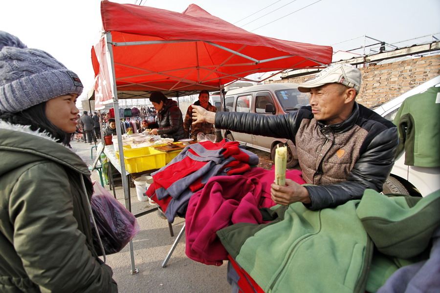 女记者兼职地摊西施为山里老人送希望