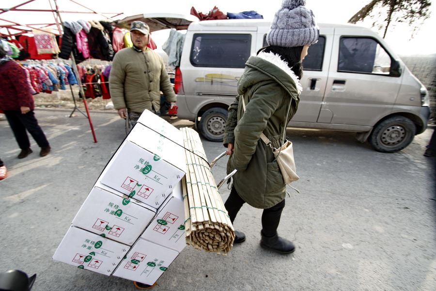 女记者兼职地摊西施为山里老人送希望