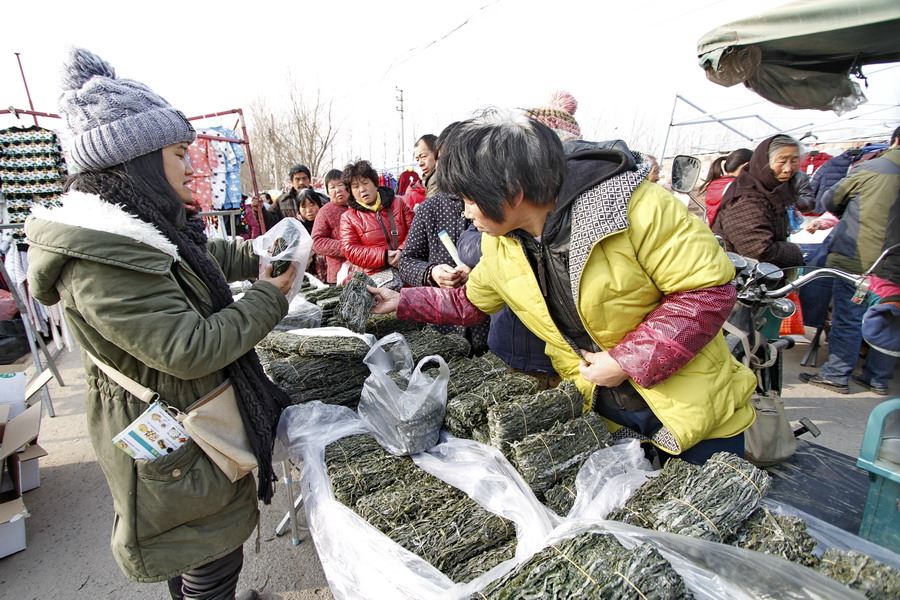 女记者兼职地摊西施为山里老人送希望