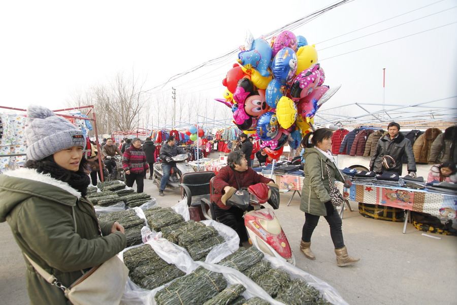 女记者兼职地摊西施为山里老人送希望