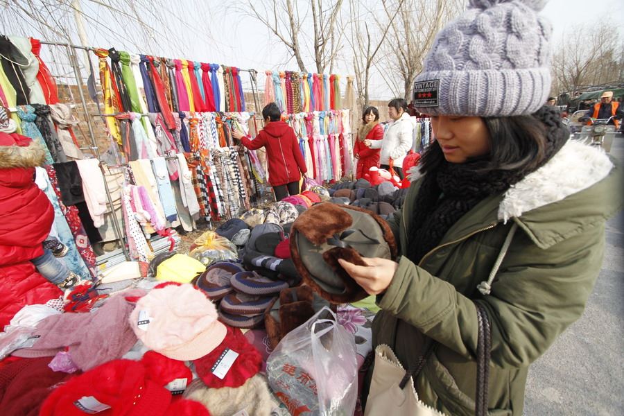女记者兼职地摊西施为山里老人送希望