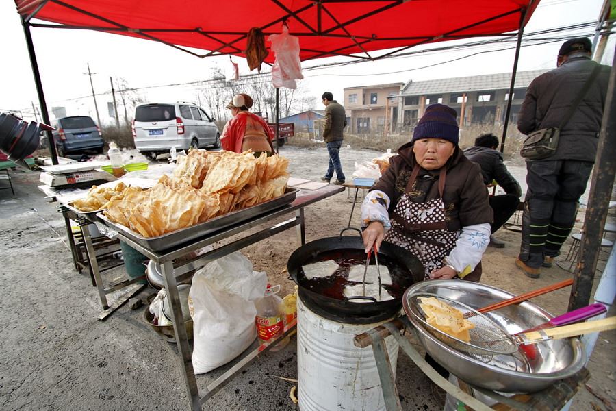 女记者兼职地摊西施为山里老人送希望