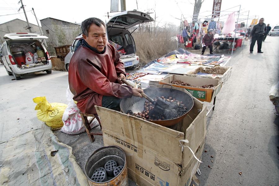 女记者兼职地摊西施为山里老人送希望
