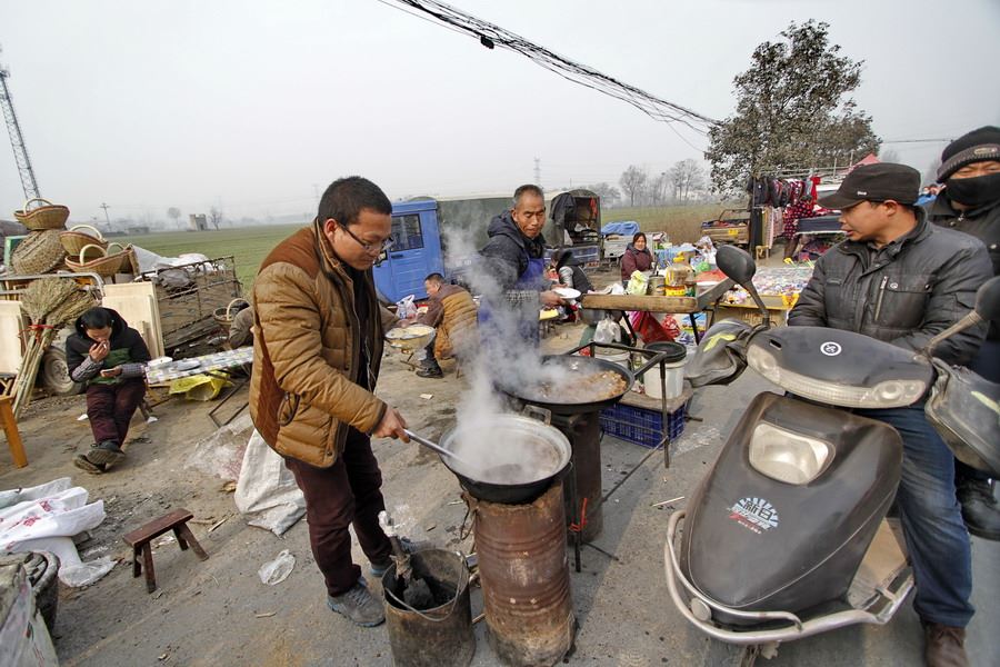 女记者兼职地摊西施为山里老人送希望