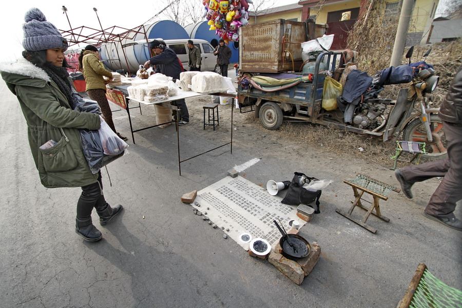 女记者兼职地摊西施为山里老人送希望