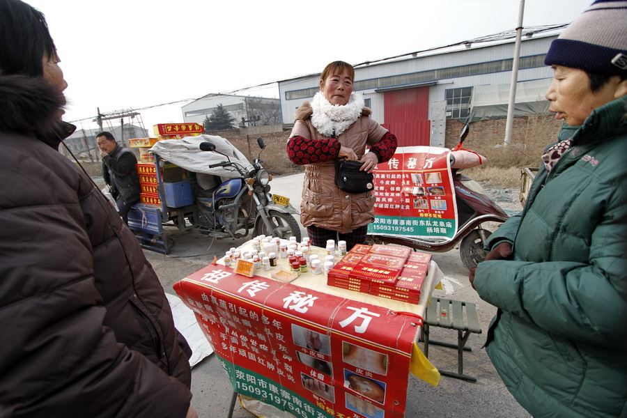 女记者兼职地摊西施为山里老人送希望