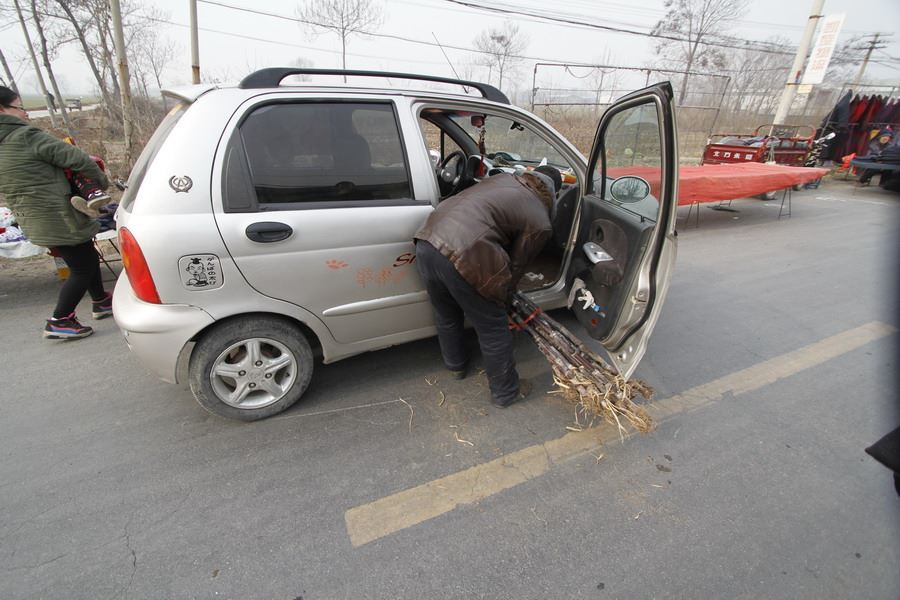 女记者兼职地摊西施为山里老人送希望