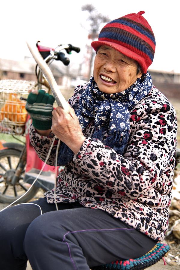 女记者兼职地摊西施为山里老人送希望