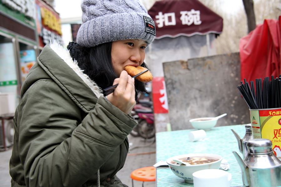 女记者兼职地摊西施为山里老人送希望