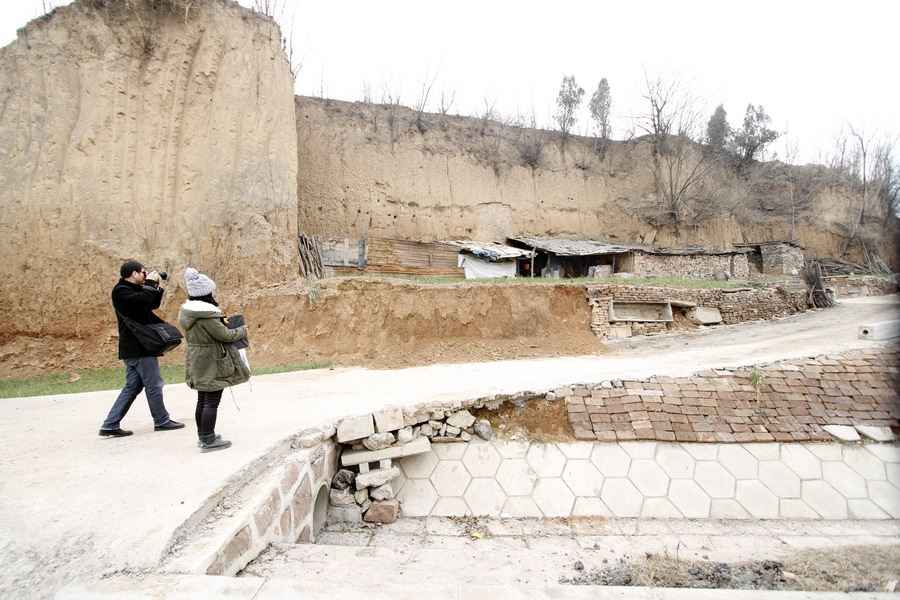 女记者兼职地摊西施为山里老人送希望