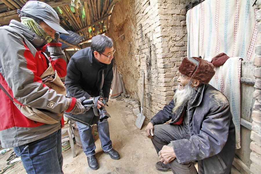 女记者兼职地摊西施为山里老人送希望