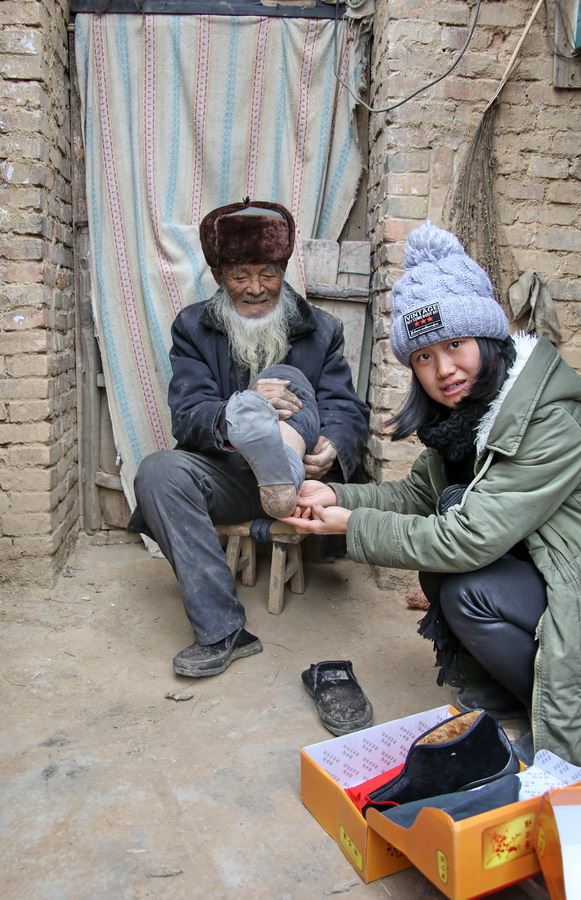 女记者兼职地摊西施为山里老人送希望