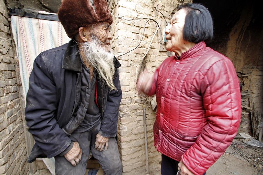 女记者兼职地摊西施为山里老人送希望