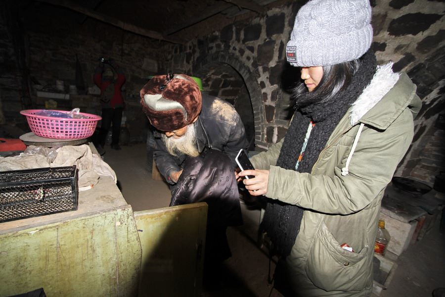 女记者兼职地摊西施为山里老人送希望