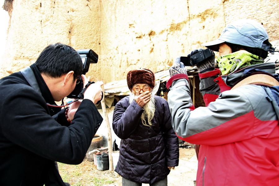女记者兼职地摊西施为山里老人送希望