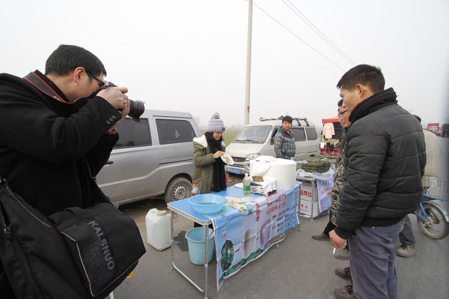 女记者兼职地摊西施为山里老人送希望