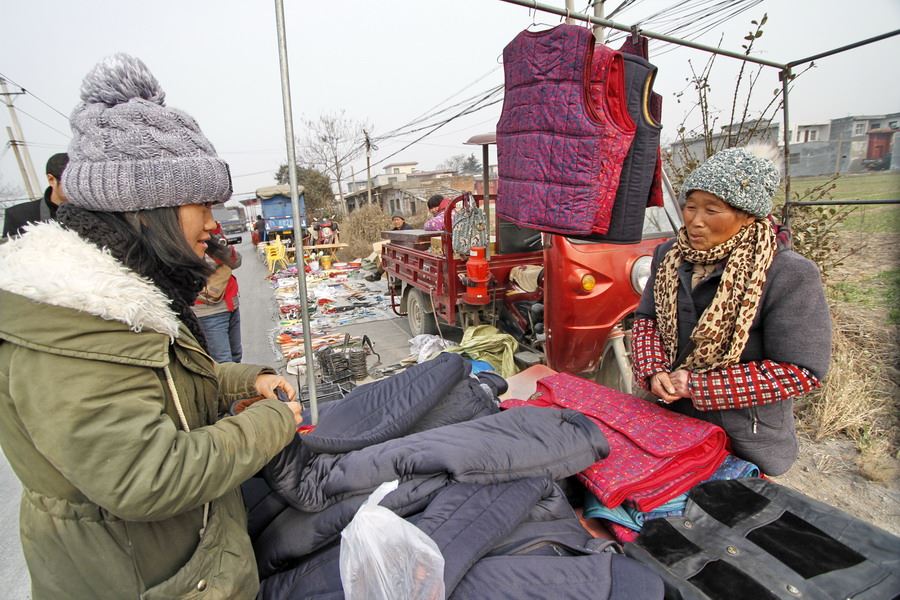 女记者兼职地摊西施为山里老人送希望