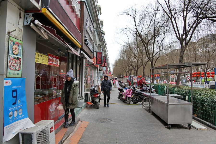 女记者兼职地摊西施为山里老人送希望