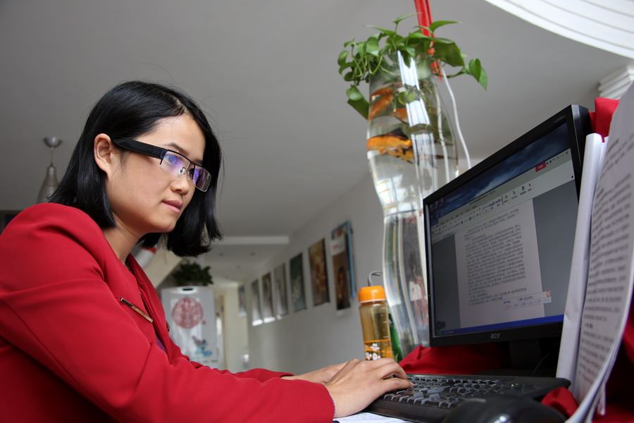 女记者兼职地摊西施为山里老人送希望