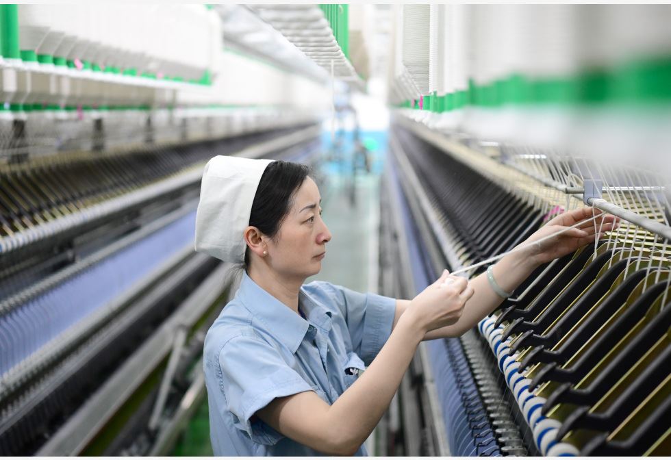 上世纪90年代“国企改制”引发的下岗潮对女性冲击很大,一方面她们的工作机会减少,失业增加,另一方面