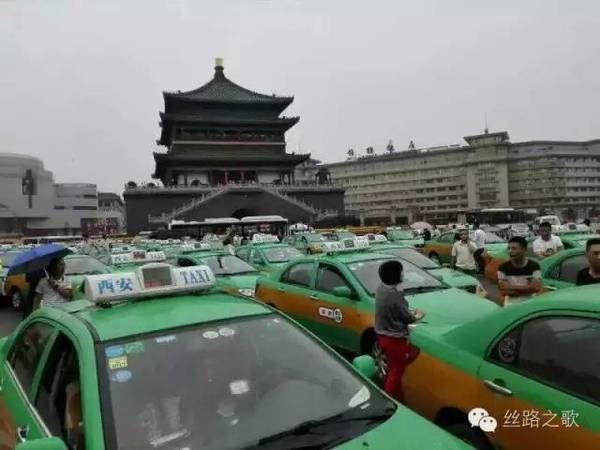 西安出租车堵路 被收了保护费,也在被当枪使