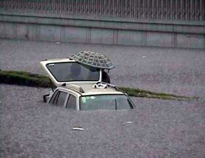 北京罕见暴雨60年一遇 10人死牵动网友心与淹车被贴[组图]