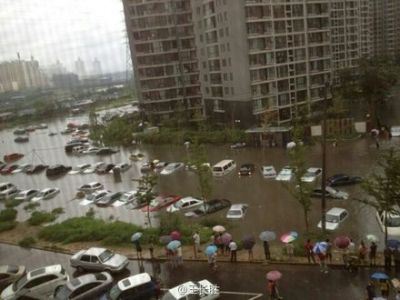 北京罕见暴雨60年一遇 10人死牵动网友心与淹车被贴[组图]