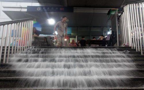 北京罕见暴雨60年一遇 10人死牵动网友心与淹车被贴[组图]