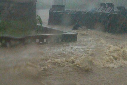 北京罕见暴雨60年一遇 10人死牵动网友心与淹车被贴[组图]