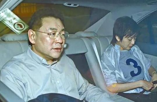 揭秘过着“一夫多妻”生活的男星富豪现状,齐人之福也不易享?