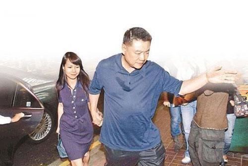 揭秘过着“一夫多妻”生活的男星富豪现状，齐人之福也不易享？