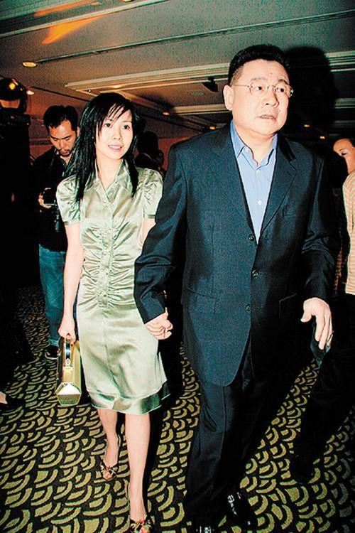 揭秘过着“一夫多妻”生活的男星富豪现状，齐人之福也不易享？