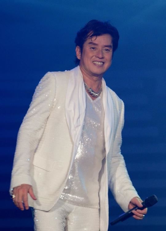 揭秘过着“一夫多妻”生活的男星富豪现状，齐人之福也不易享？